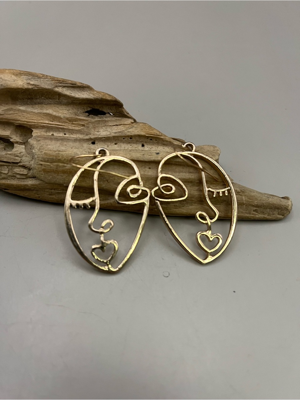 Gold Tone Abstract Face Earrings Picasso Line Art Heart Lips Dangle Drop Artsy